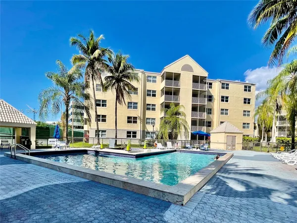 $2,075 | 8255 Lake Drive, Unit 102, Doral, FL 33166