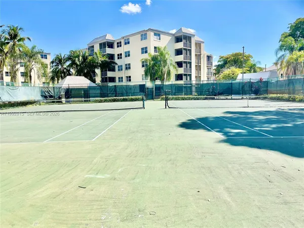 $2,075 | 8255 Lake Drive, Unit 102, Doral, FL 33166