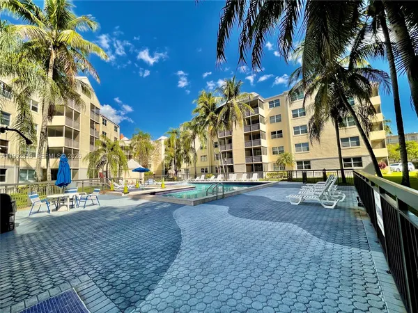 $2,075 | 8255 Lake Drive, Unit 102, Doral, FL 33166