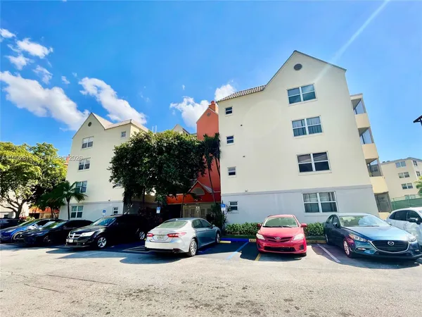 $2,075 | 8255 Lake Drive, Unit 102, Doral, FL 33166