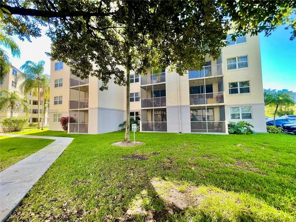 $2,075 | 8255 Lake Drive, Unit 102, Doral, FL 33166
