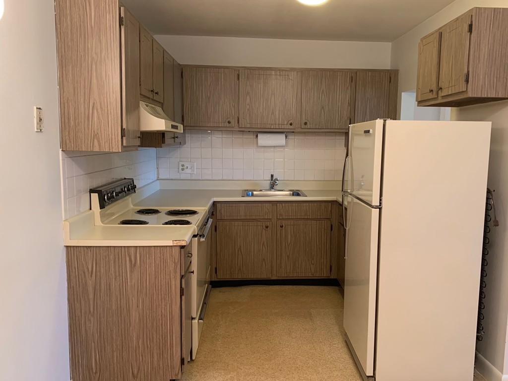 52 Jacqueline Road, Unit 10 Waltham, MA 02452 - Photo 2 of 5 Gallery Image 2