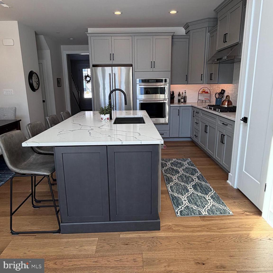 Oversized Island with Seating for 4