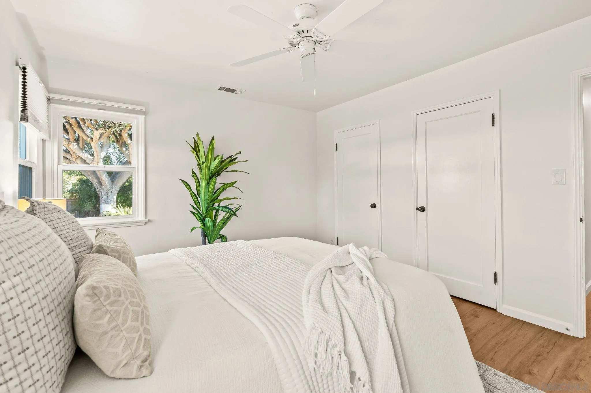 1395 Summit Avenue Cardiff, CA 92007 - Photo 23 of 47 a bedroom with a bed and a window