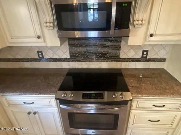 $2,400 | 330 Dunvegan Court, Lafayette, LA 70503