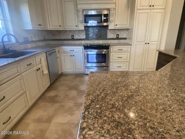 $2,595 | 330 Dunvegan Court, Lafayette, LA 70503