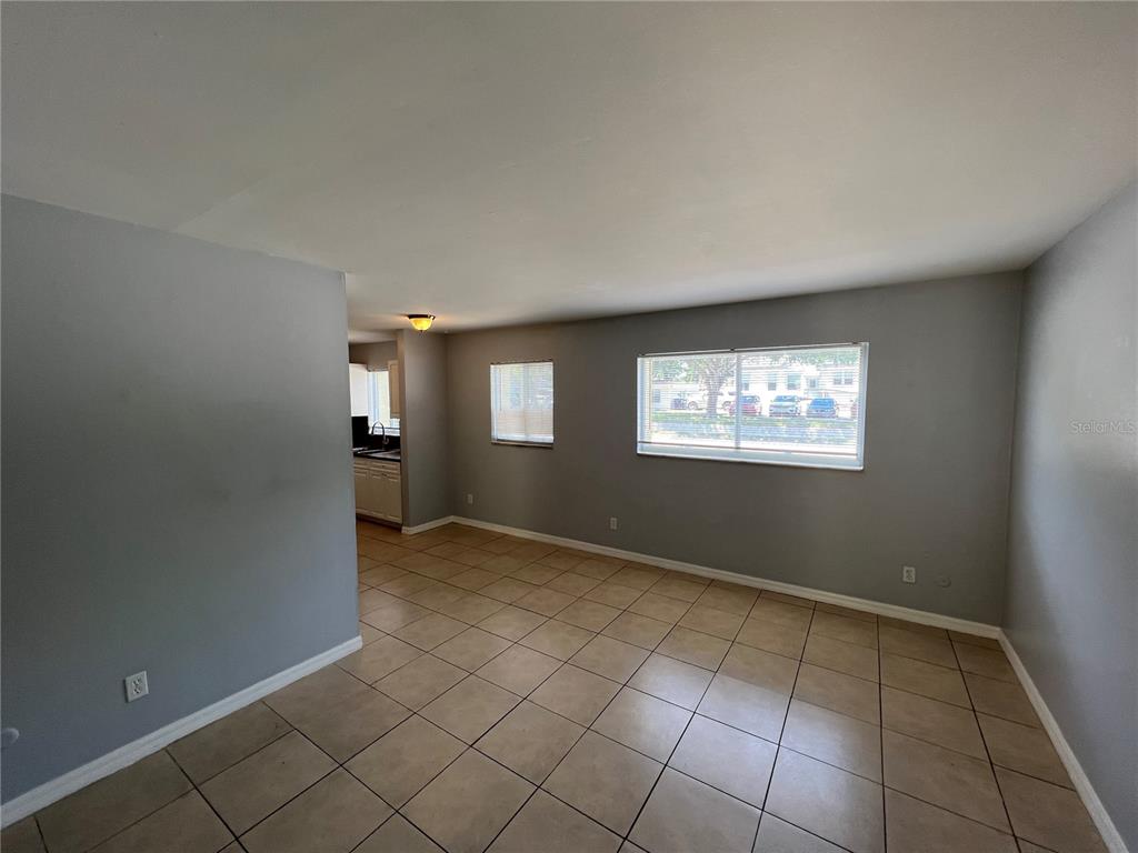 3206 West Azeele Street, Unit 100 Tampa, FL 33609 - Photo 5 of 15 an empty room with windows