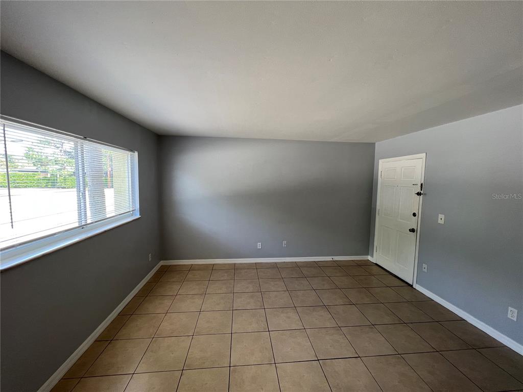 3206 West Azeele Street, Unit 100 Tampa, FL 33609 - Photo 6 of 15 a view of an empty room with a window