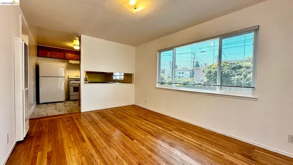 $2,095 | 1180 Bayview Avenue, Oakland, CA 94610