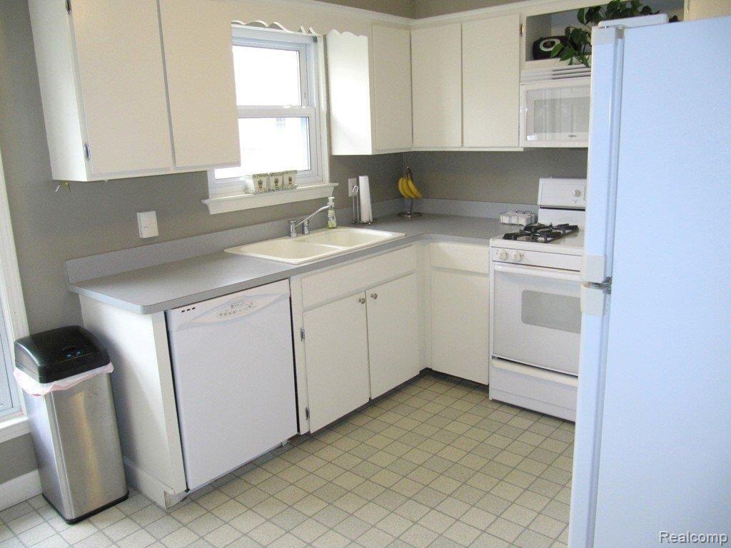122 Albertson Street Rochester, MI 48307 - Photo 10 of 25 Updated Kitchen.