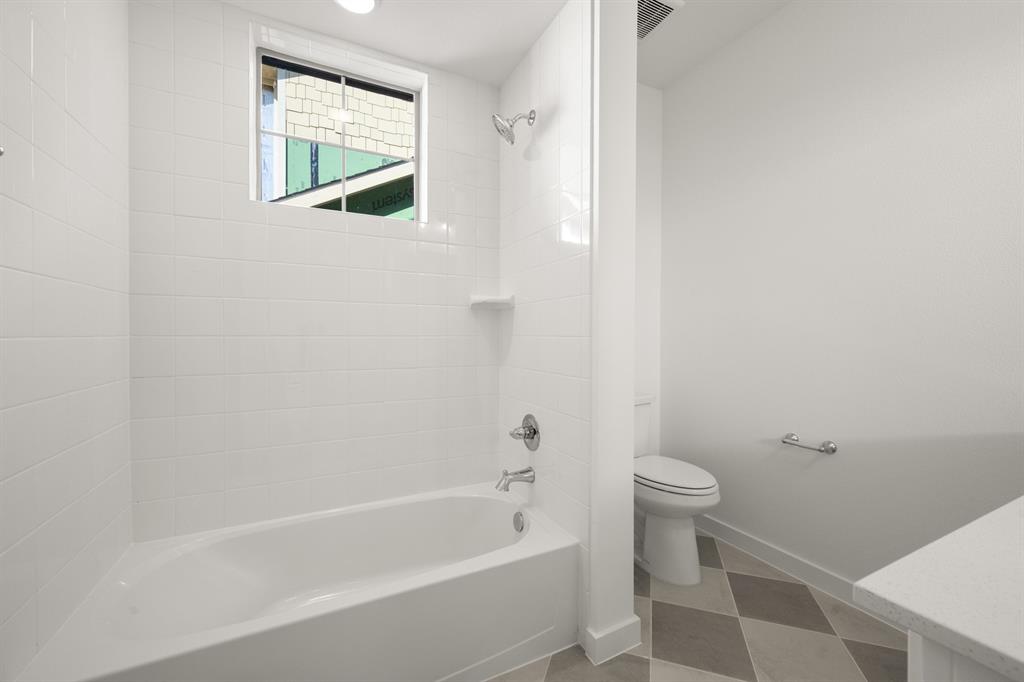 4619 Hawks Trail Oak Point, TX 75068 - Photo 20 of 40 4619 Haws Trail_ 2572_Onyx- Bathroom-2