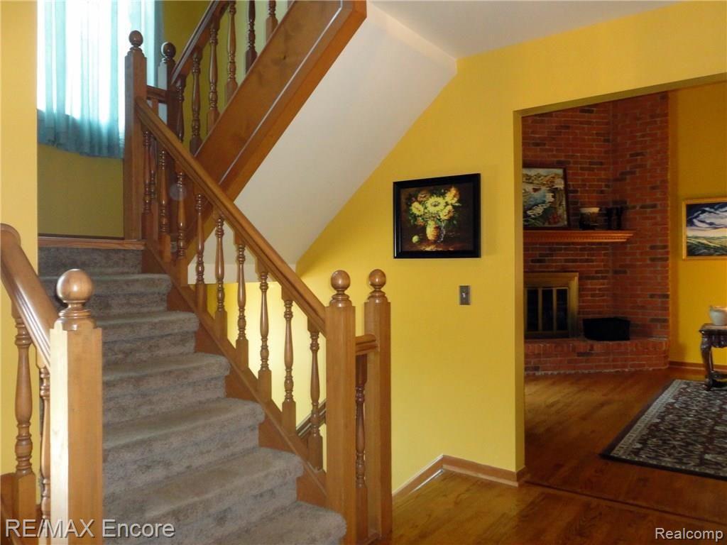 8101 Ranch Estates Road Clarkston, MI 48348 - Photo 22 of 46 Staircase.jpg