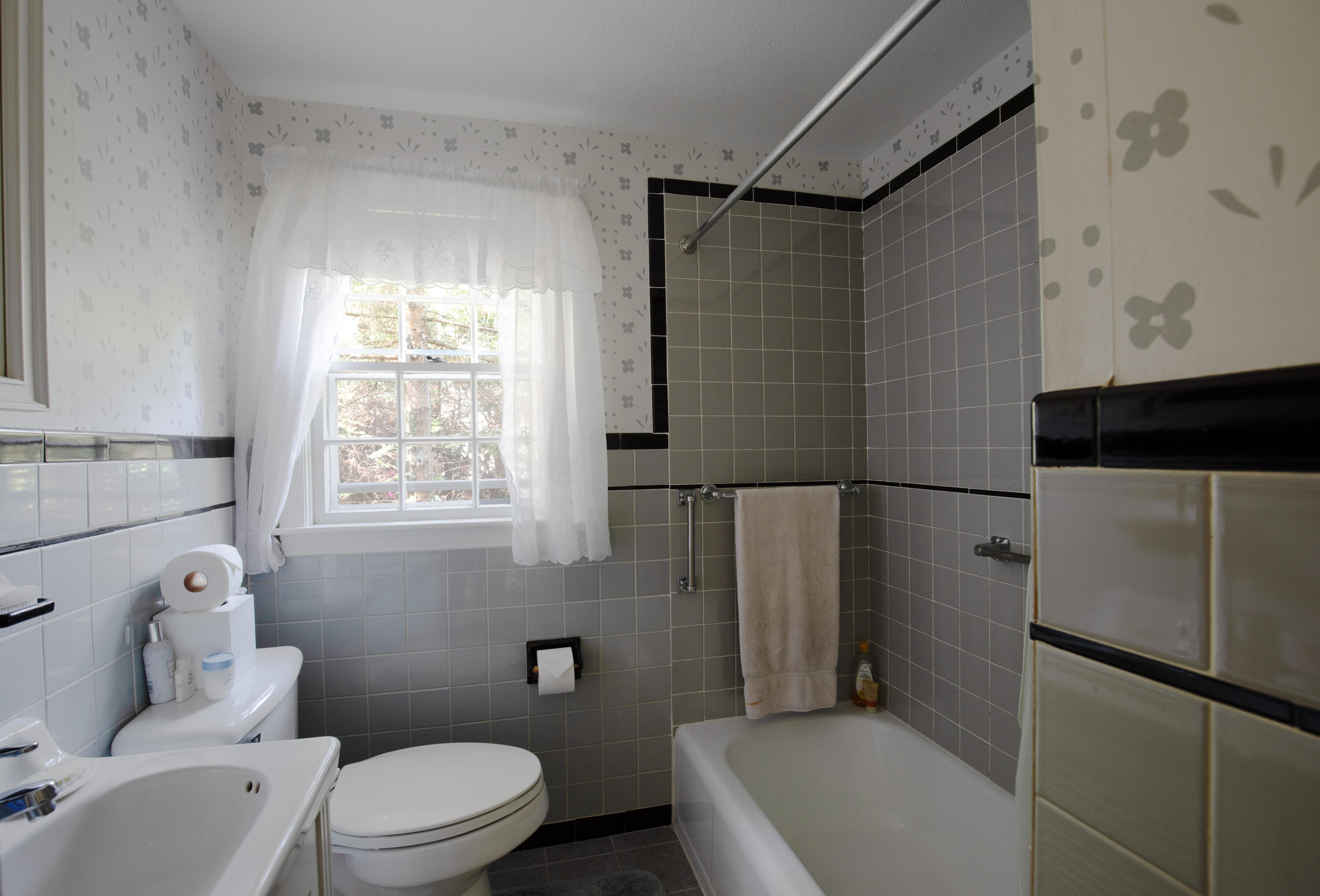 40 Joan Road Centerville, MA 02632 - Photo 18 of 22 40_Joan_Rd_16_Bathroom_05132025