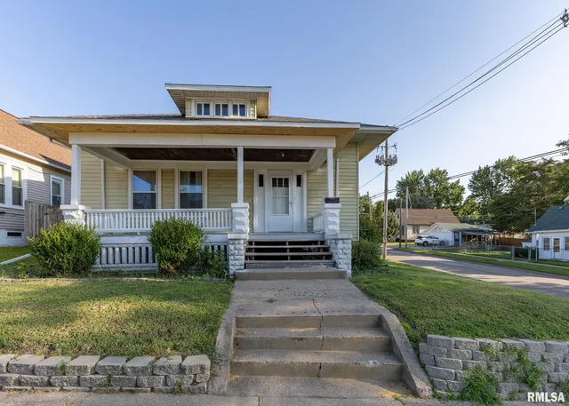 $100,000 | 802 12th Avenue South, Clinton, IA 52732