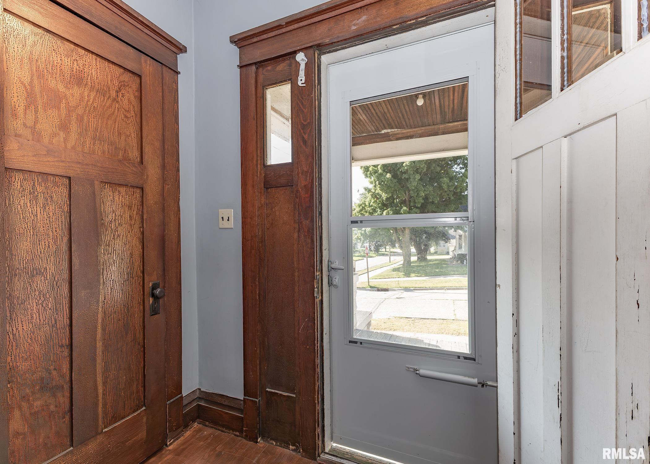 802 12th Avenue South Clinton, IA 52732 - Photo 3 of 25