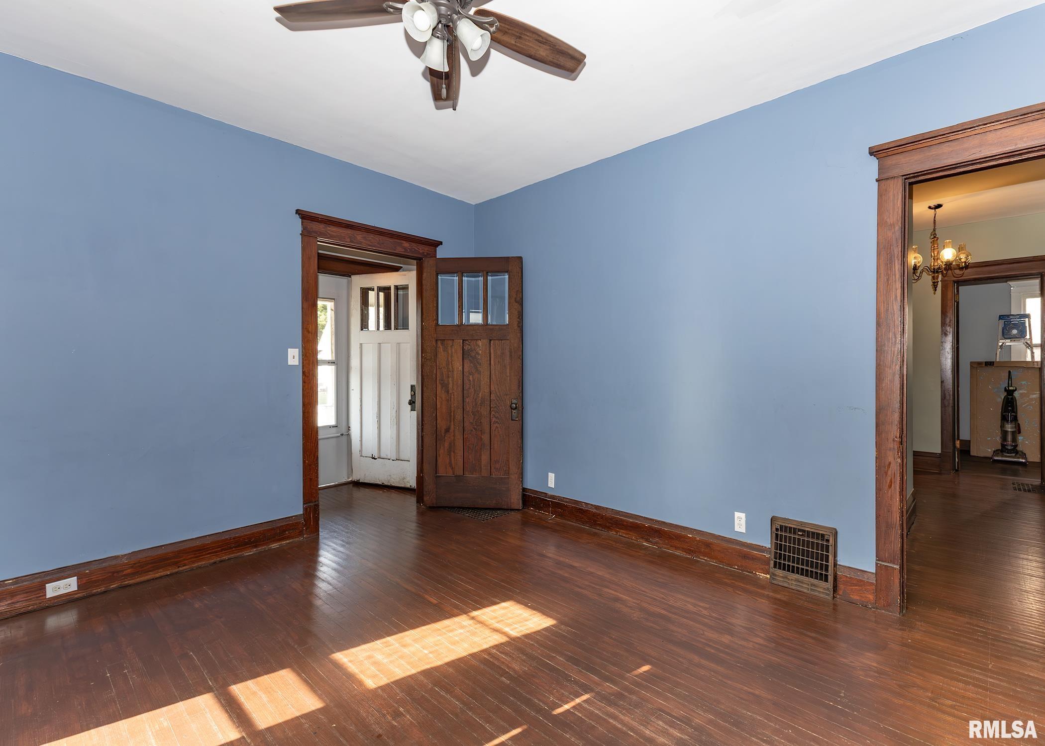 802 12th Avenue South Clinton, IA 52732 - Photo 5 of 25