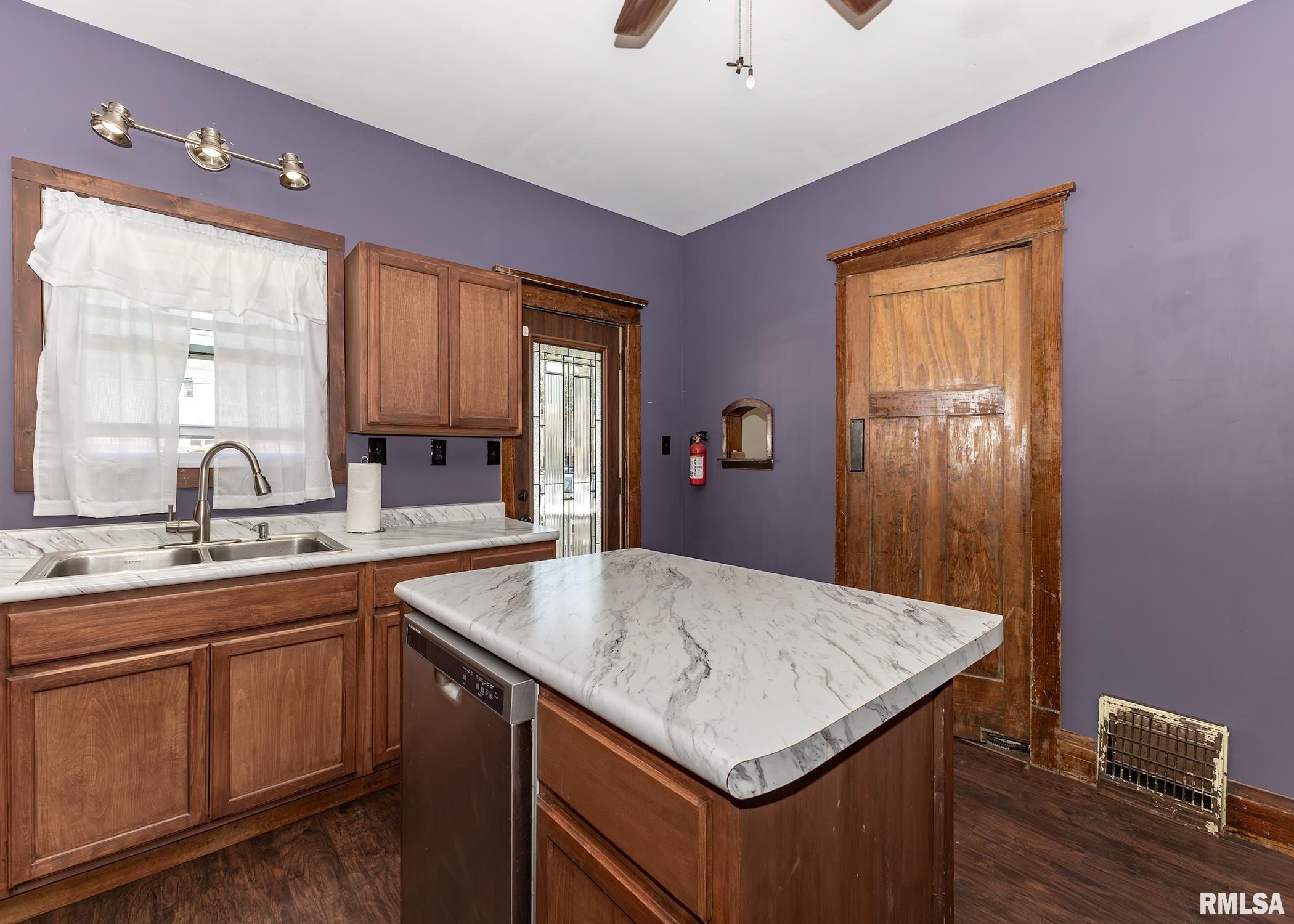 802 12th Avenue South Clinton, IA 52732 - Photo 9 of 25