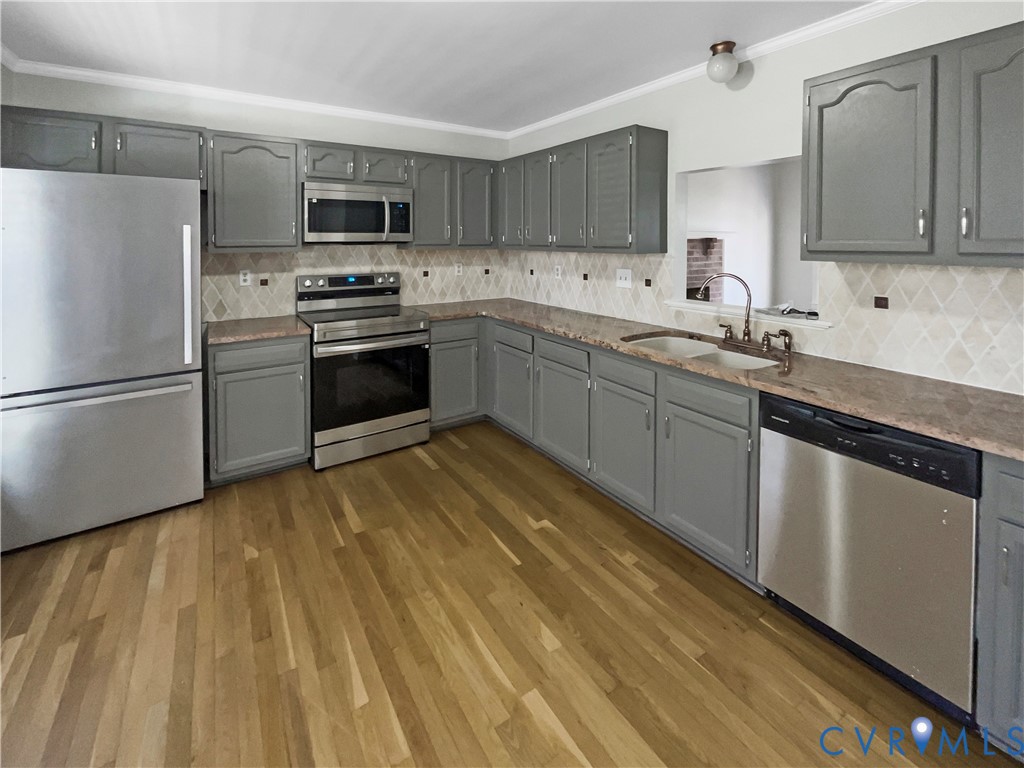 5614 Chatmoss Road Midlothian, VA 23112 - Photo 9 of 25 a kitchen with a sink appliances and cabinets