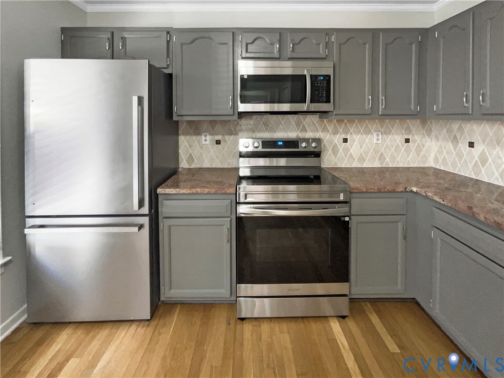 5614 Chatmoss Road Midlothian, VA 23112 - Photo 10 of 25 a kitchen with a refrigerator sink and microwave