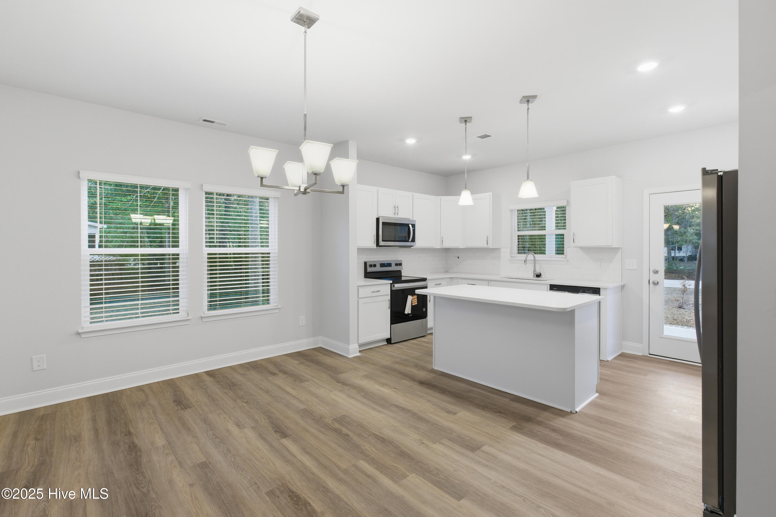 218 Chateau Drive New Bern, NC 28560 - Photo 6 of 58 218 Chateau Drive-05