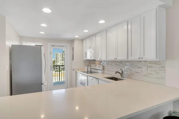 $449,000 | 750 North Ocean Boulevard, Unit 1105, Pompano Beach, FL 33062