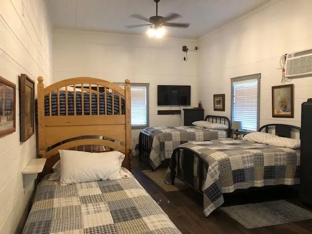 $595,000 | 933 East Quarry Road, London, TX 76854