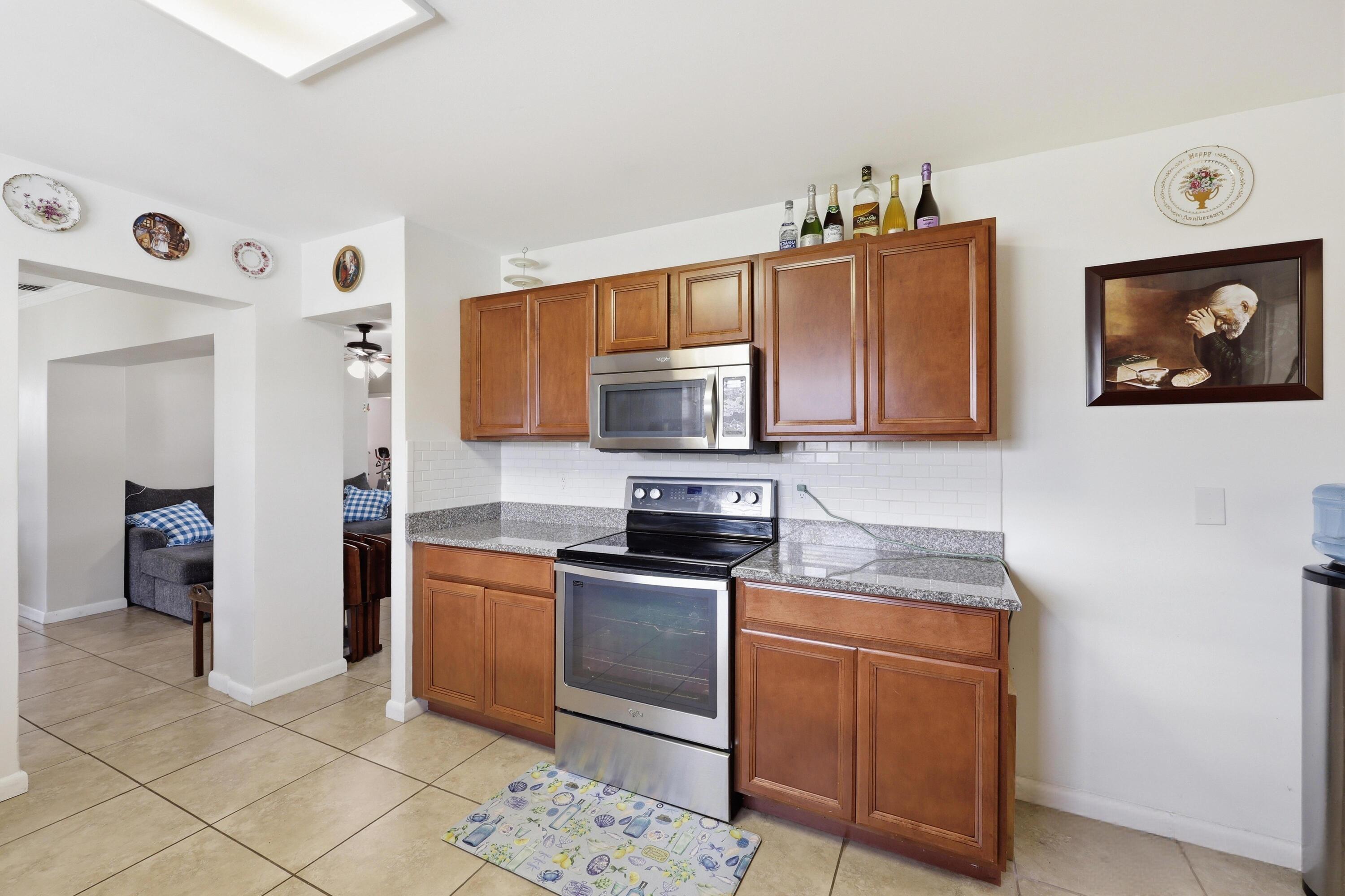305 Circle East Jupiter, FL 33458 - Photo 11 of 35 Kitchen