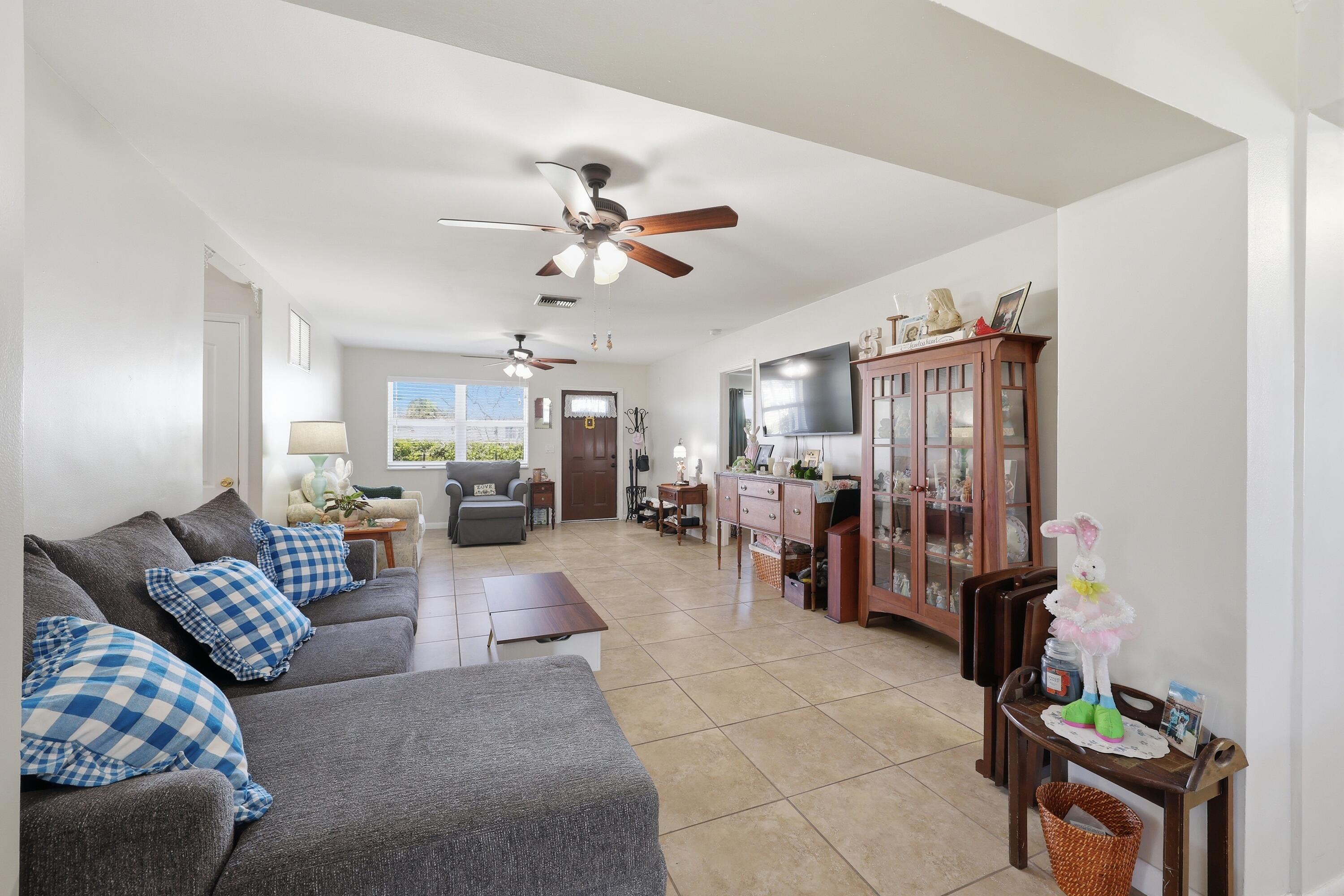 305 Circle East Jupiter, FL 33458 - Photo 4 of 35 Living Room