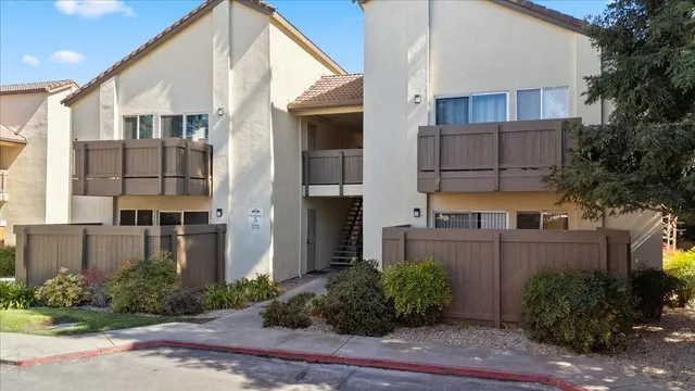 a view of a house with backyard and plants