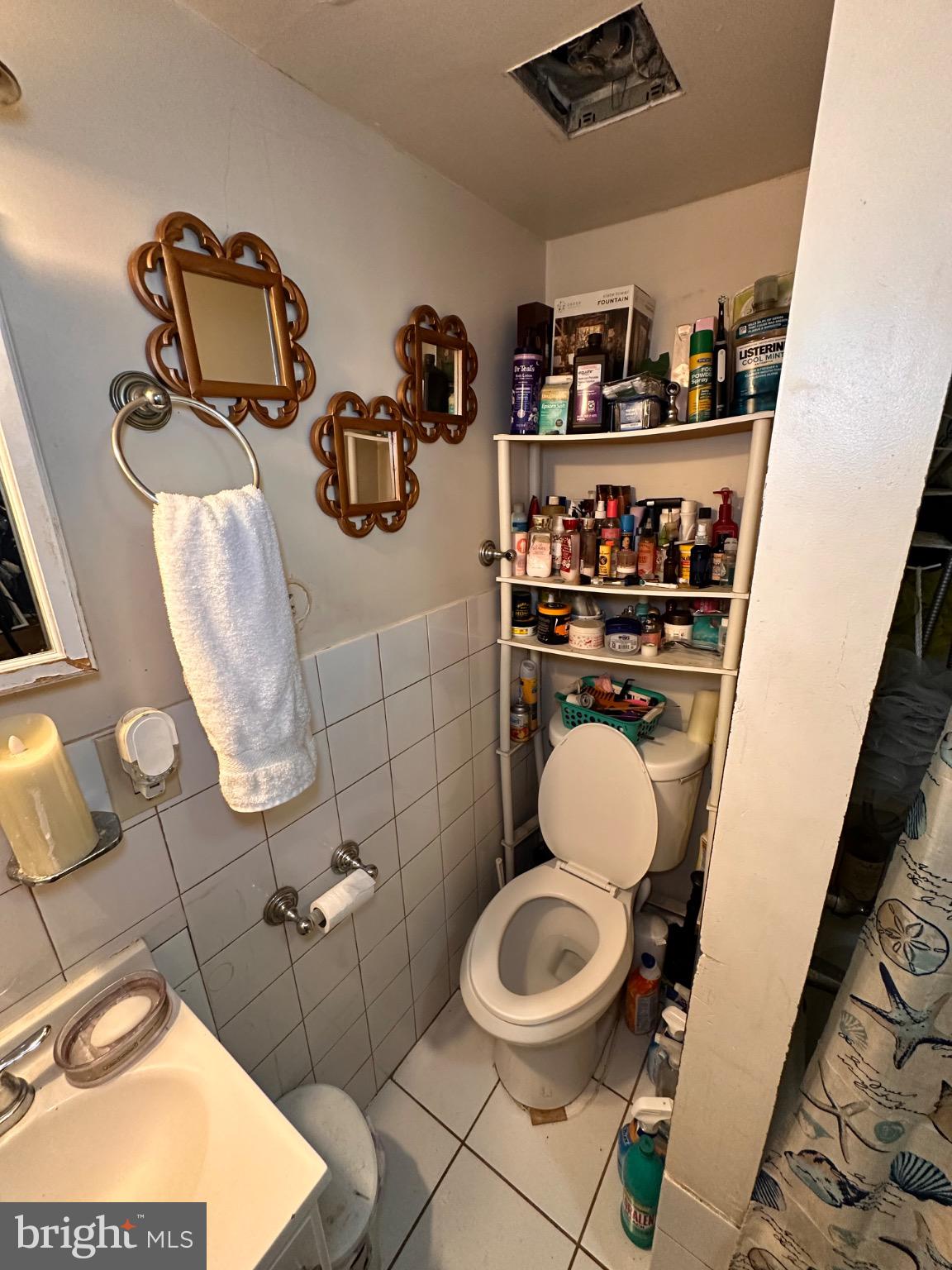 918 Cooks Lane Baltimore, MD 21229 - Photo 13 of 18 a bathroom with a toilet and a mirror