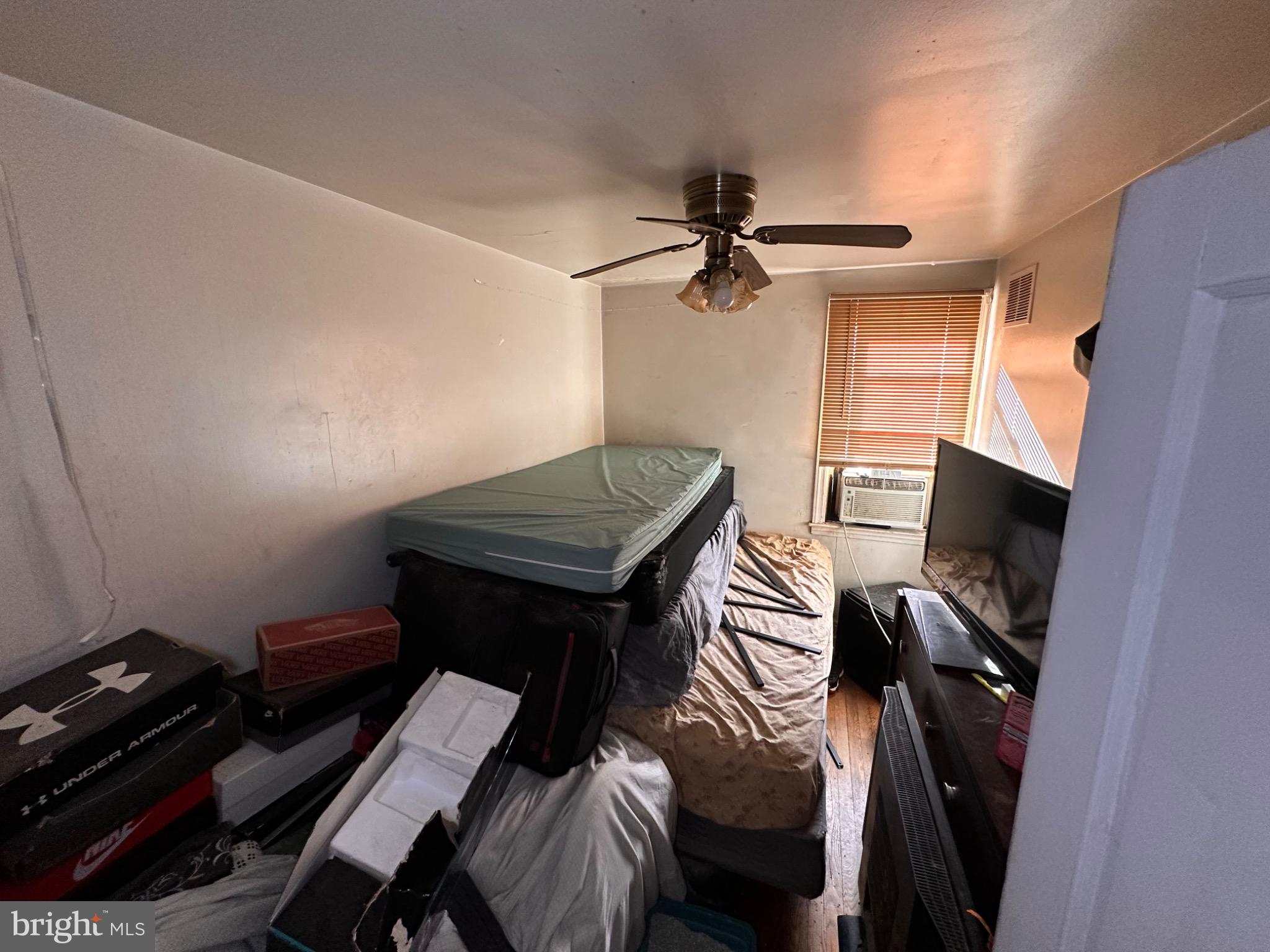918 Cooks Lane Baltimore, MD 21229 - Photo 8 of 18 a view of a livingroom with furniture