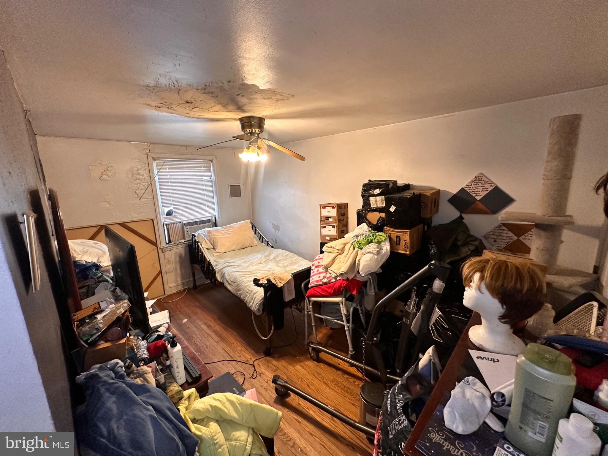 918 Cooks Lane Baltimore, MD 21229 - Photo 9 of 18 a very nice looking room with many windows