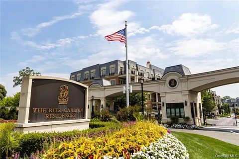 $1,798,000 | 6000 Royal Court, Unit 6202, North Hills, NY 11040