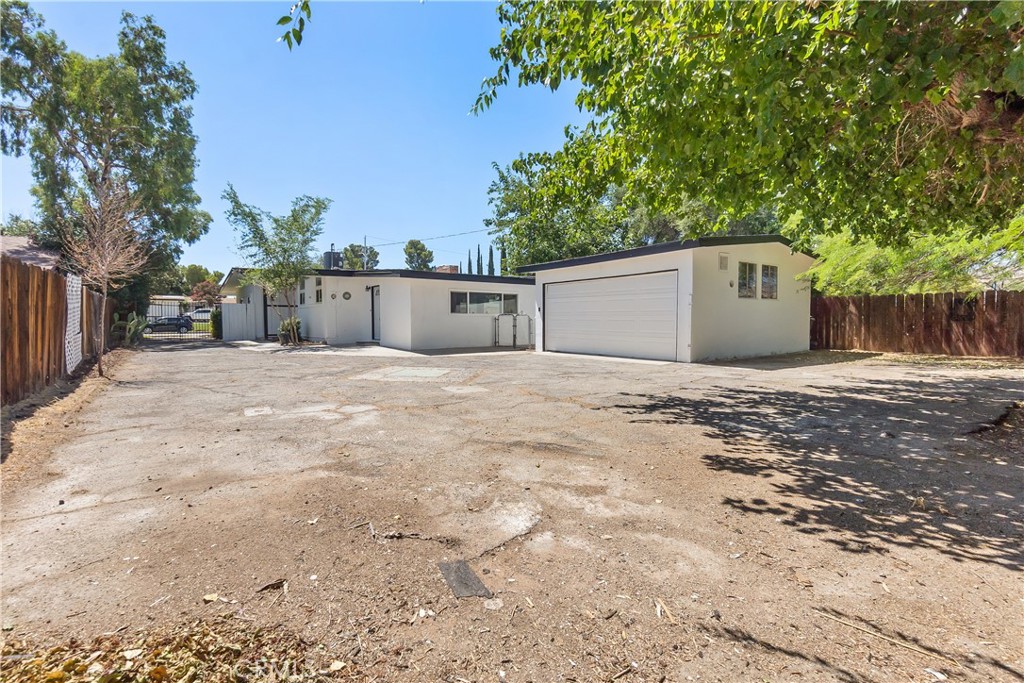 38995 Juniper Tree Road Palmdale, CA 93551 - Photo 4 of 22 a view of a house with a yard