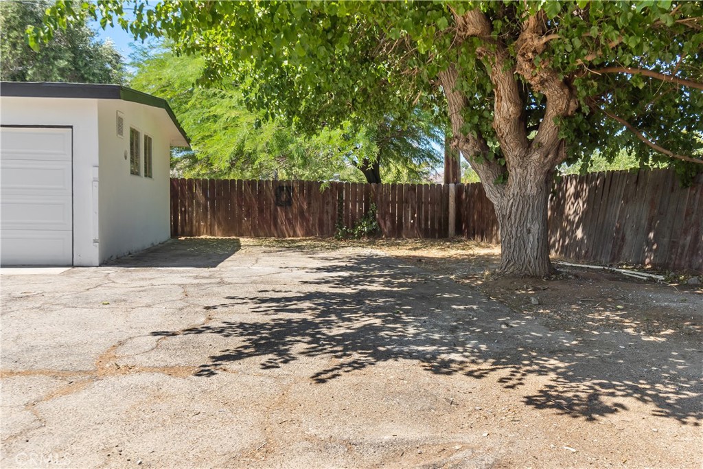 38995 Juniper Tree Road Palmdale, CA 93551 - Photo 5 of 22 a view of potted plants in backyard of house