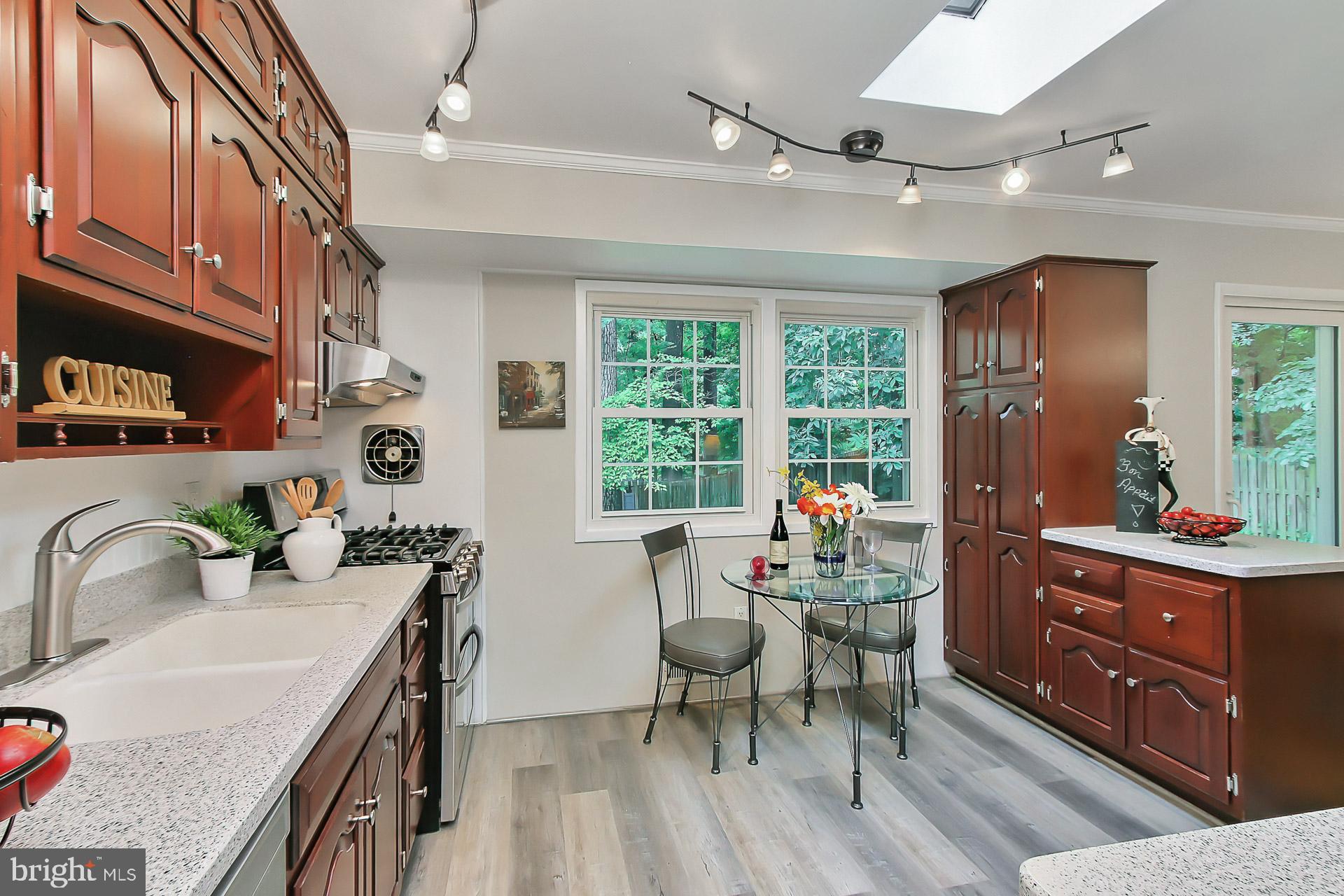 6221 Tyner Street Springfield, VA 22152 - Photo 16 of 56 Eating area in the kitchen
