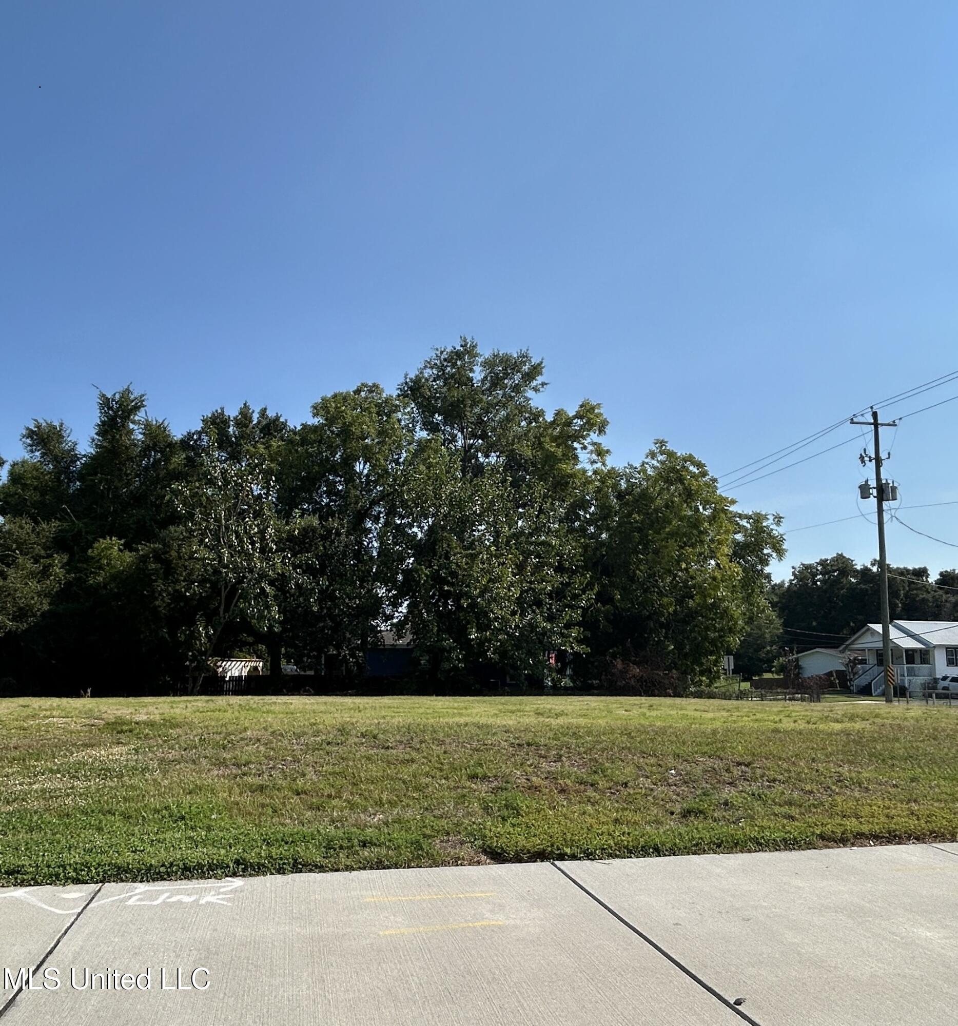 1067 Division Street Biloxi, MS 39530 - Photo 1 of 10 IMG_7803