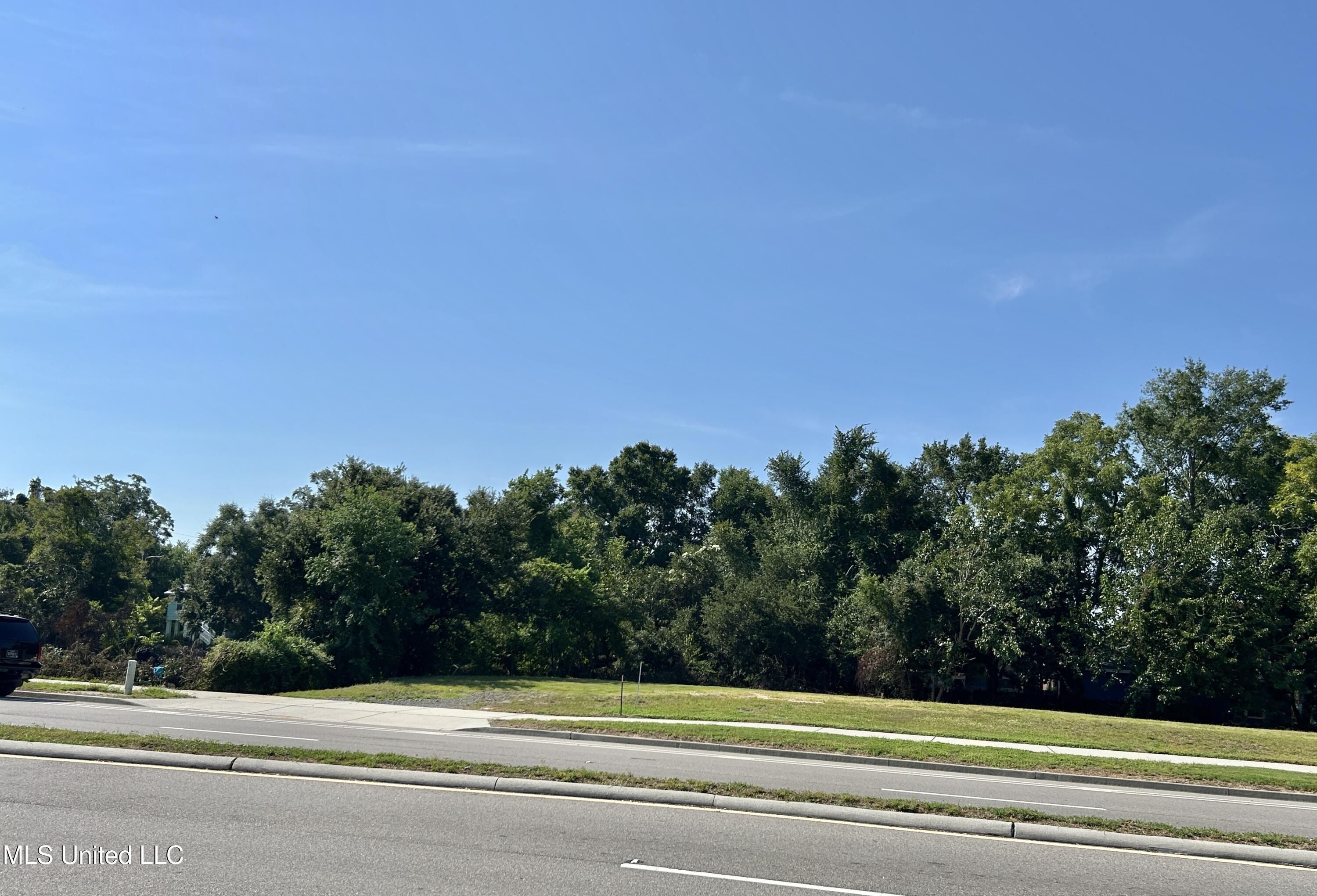 1067 Division Street Biloxi, MS 39530 - Photo 2 of 10 IMG_7793