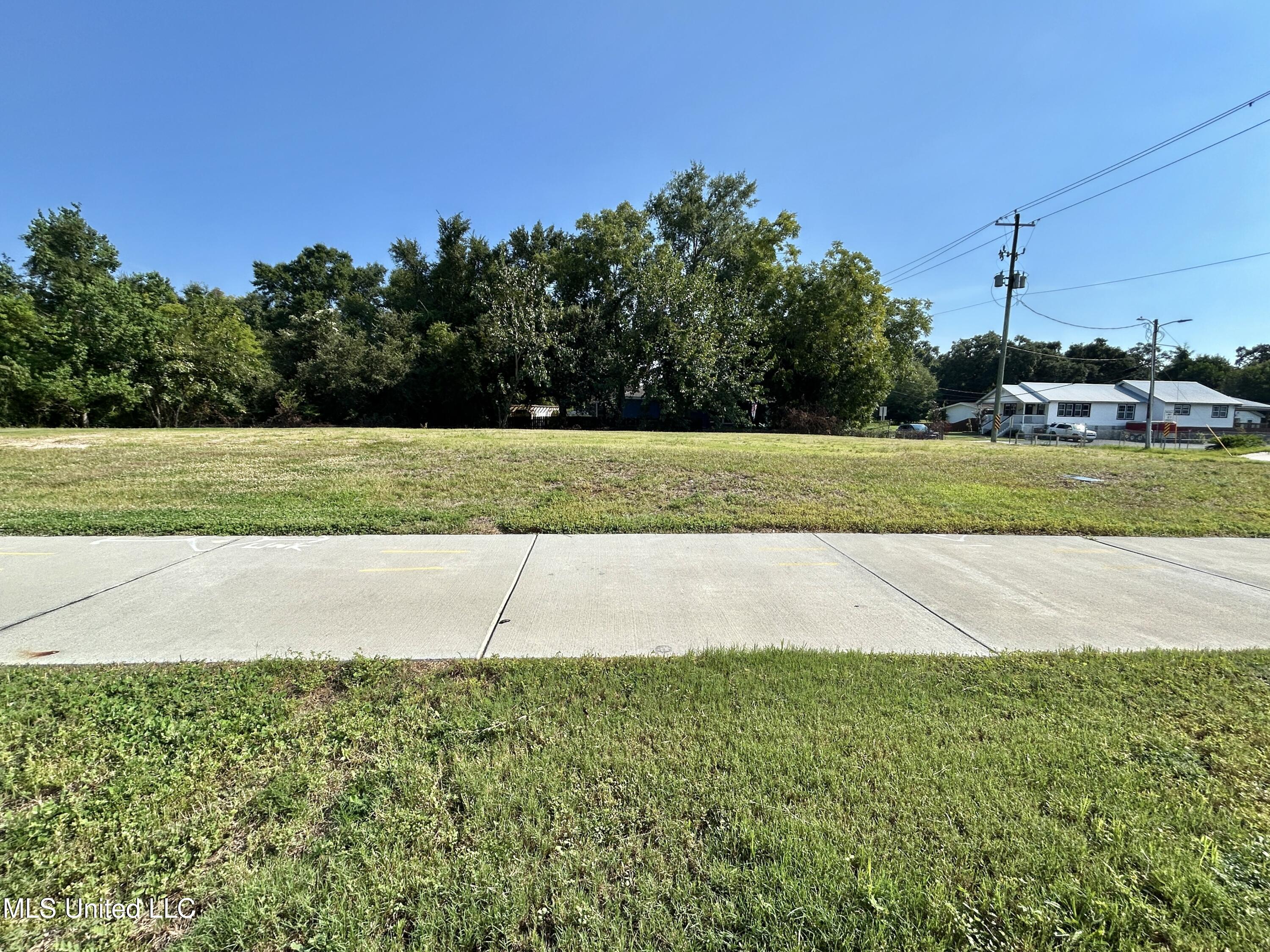 1067 Division Street Biloxi, MS 39530 - Photo 7 of 10 IMG_7800