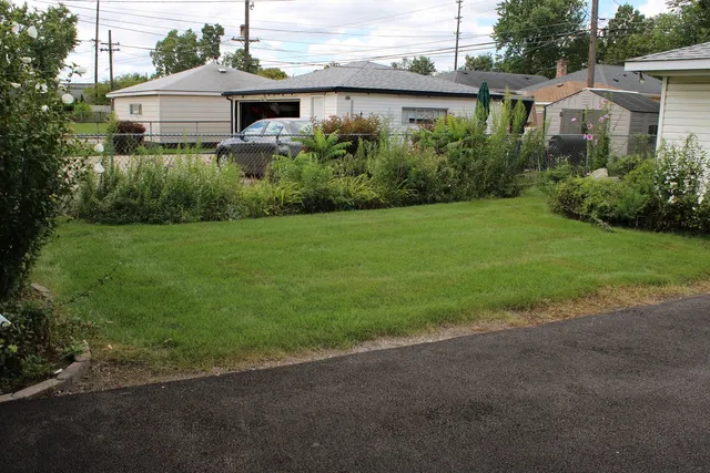 a view of a house with backyard and garden