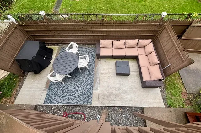 a view of entryway with furniture