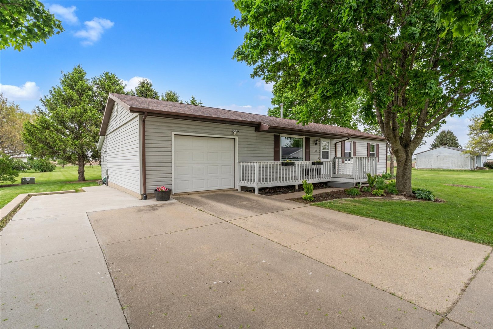 107 4th Street Calamus, IA 52729 - Photo 2 of 41