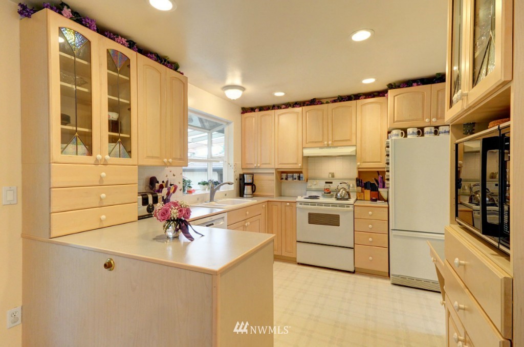 10808 Northeast 154th Place Bothell, WA 98011 - Photo 5 of 24 Gallery Image 5