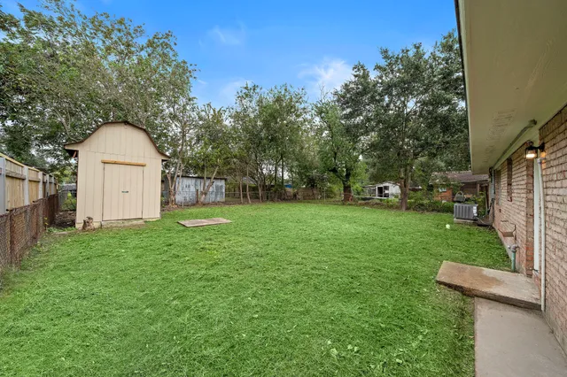 a view of a house with backyard