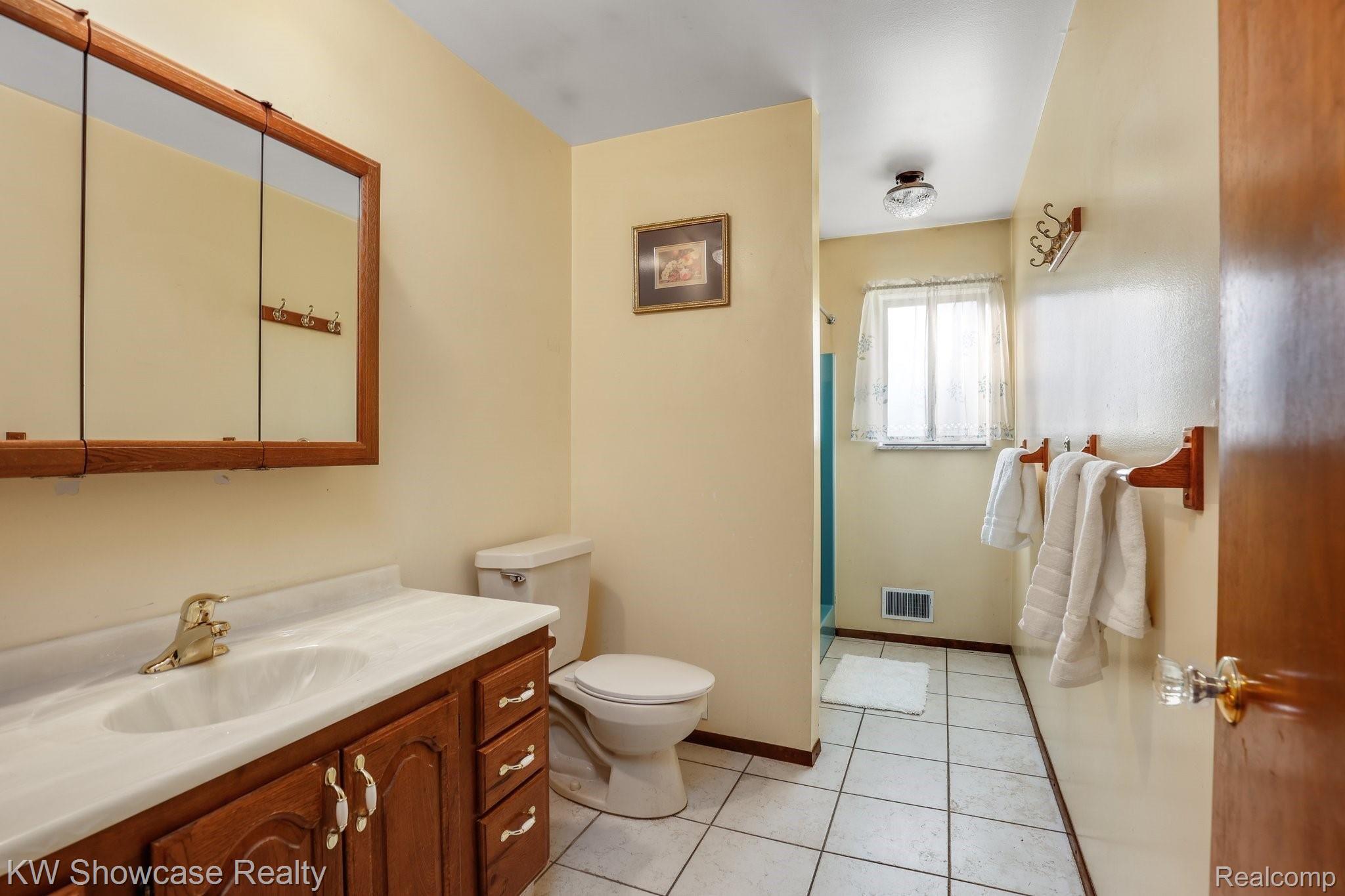 12382 Bunton Road Willis, MI 48191 - Photo 23 of 42 Full bathroom.