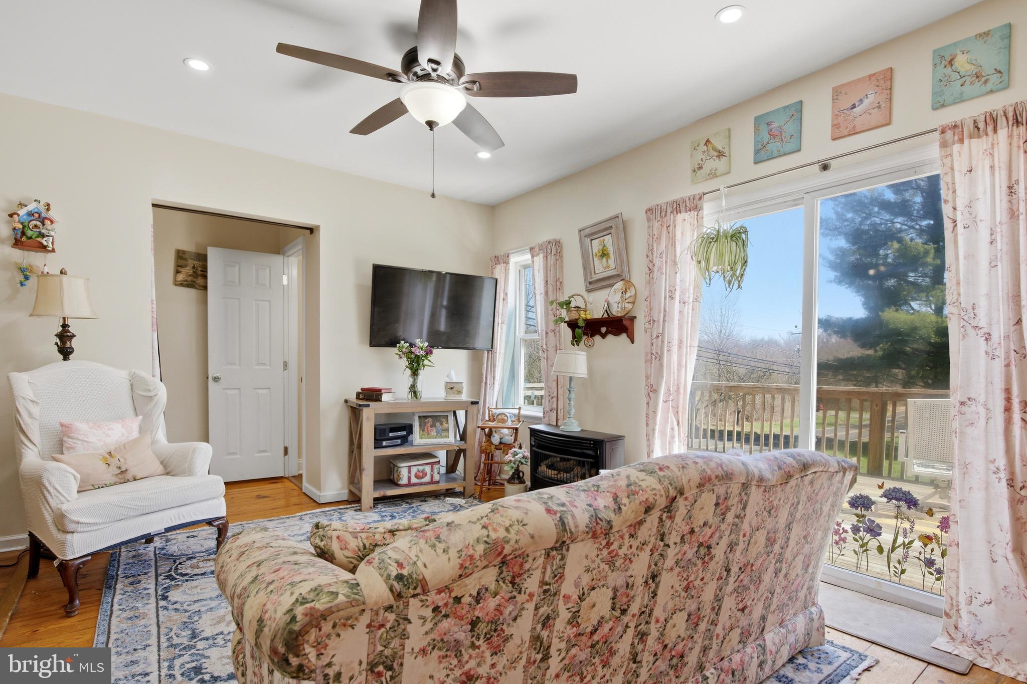 496 Covered Bridge Road Quakertown, PA 18951 - Photo 7 of 35 Living room