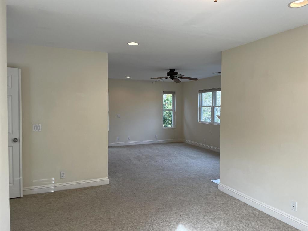 428 La Veta Avenue Encinitas, CA 92024 - Photo 11 of 25 an empty room with windows and mirror