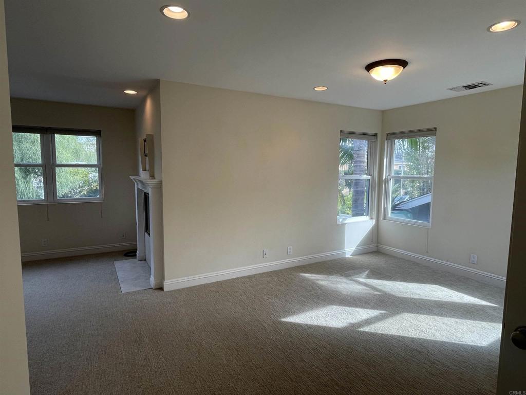 428 La Veta Avenue Encinitas, CA 92024 - Photo 10 of 25 an empty room with windows and closet