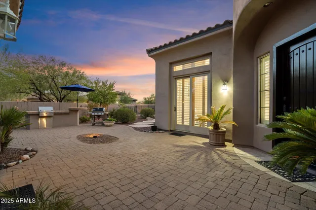 a view of entryway with livingroom