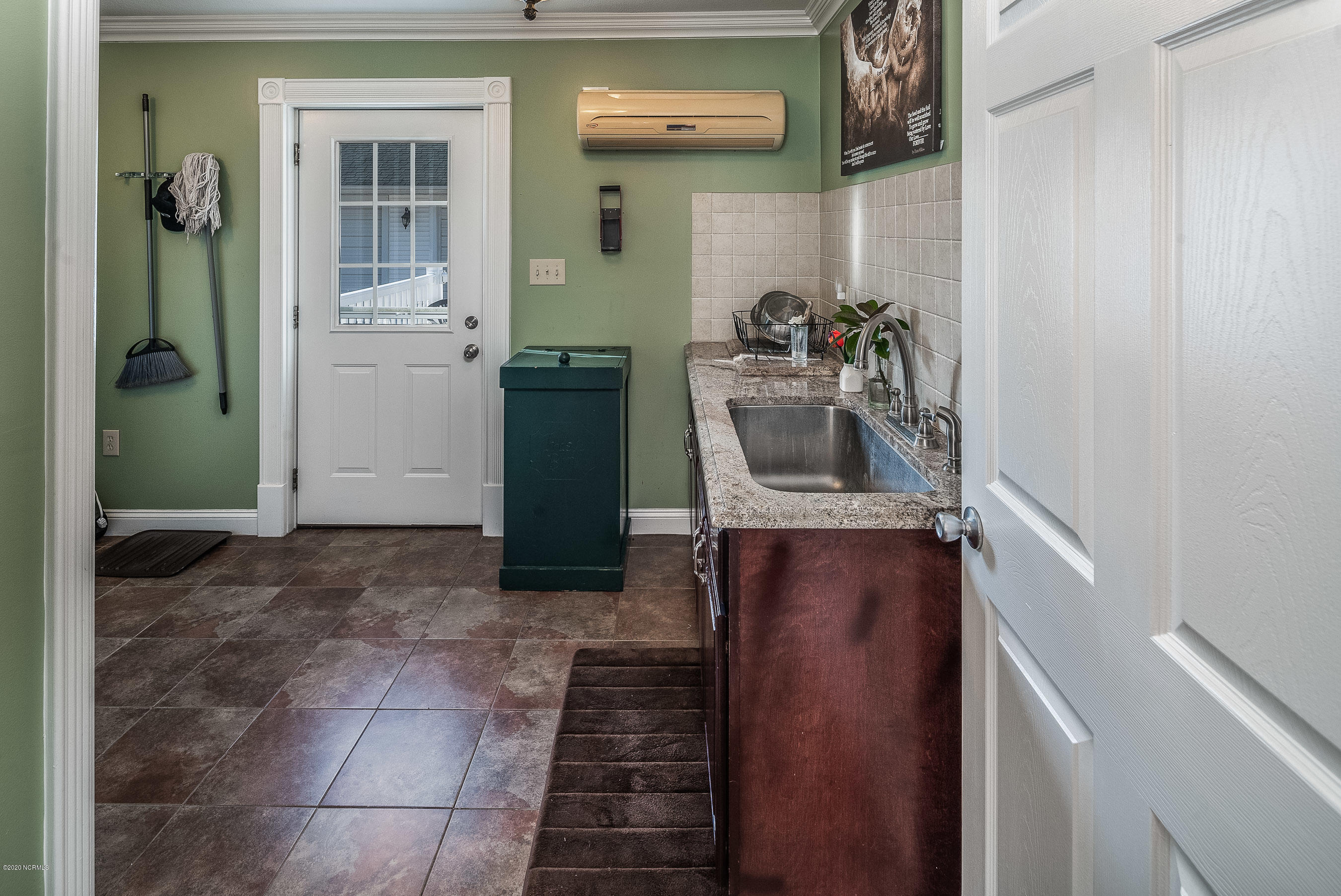 910 Mill Road Washington, NC 27889 - Photo 39 of 101 mud room - main house